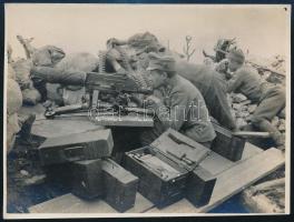cca 1940-1945 Katonák lövészárokban géppuskával, fotó, 8,5×11 cm