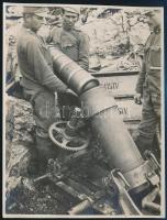 cca 1940-1945 Katonák ágyú szerelése közben, fotó, 11×8,5 cm
