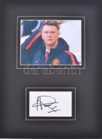 Louis van Gaal (1951- ) holland labdarúgóedző, a Manchester United volt vezetőedzőjének autográf aláírása, fotóval paszpartuban összeállítva, tanúsítvánnyal, teljes méret: 40x30 cm / Autograph signature of Louis van Gaal Dutch football manager, former head coach of Manchester United, in a mount with photo, with certificate