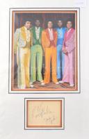 Randy Jackson (1961- ) és Jackie Jackson (1951- ) amerikai zenészek, a The Jackson 5 (később The Jacksons) együttes két tagjának autográf aláírása, fotóval paszpartuban összeállítva, tanúsítvánnyal, teljes méret: 44x28 cm / Autograph signatures of Randy Jackson and Jackie Jackson American musicians, members of The Jackson 5 (later The Jacksons), in a mount with photo, with certificate