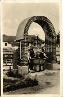 1943 Kovászna-fürdő, Baile Covasna; Borvíz kút / well (EK)