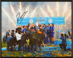 Claudio Ranieri (1951- ) olasz labdarúgóedző, a Leicester City volt vezetőedzőjének autográf aláírása, a 2015-2016-os Premier League-szezonban általa vezetett győztes csapatot ábrázoló fotón. Üvegezett keretben, tanúsítvánnyal, 40x30 cm / Autograph signature of Claudio Ranieri Italian football manager, former head coach of Leicester City, winners of the 2015-16 Premier League season on a team photo, in glazed frame, with certificate