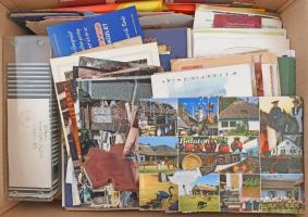 cca 1940-2000 közepes doboznyi vegyes papírrégiség tétel, benne nagyon sok modern képeslap, kb. 350 ...