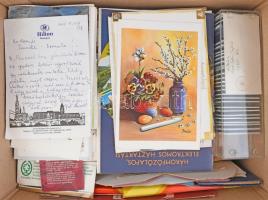 cca 1940-2000 közepes doboznyi vegyes papírrégiség tétel, benne nagyon sok modern képeslap, kb. 350 ...