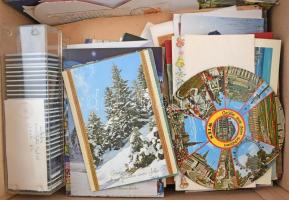 cca 1940-2000 közepes doboznyi vegyes papírrégiség tétel, benne nagyon sok modern képeslap, kb. 350 ...