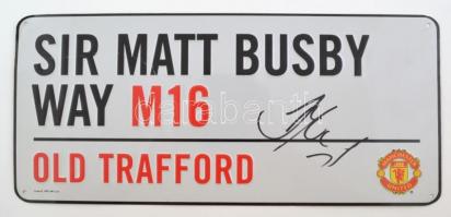 Marouane Fellaini (1987- ) belga labdarúgó, a Manchester United volt játékosának autográf aláírása a manchesteri Old Trafford stadion fém utcatábláján, tanúsítvánnyal, 40x18 cm / Autograph signature of Marouane Fellaini Belgian footballer, former Manchester United player on an Old Trafford metal road sign, with certificate