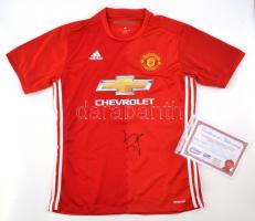 Juan Mata (Juan Manuel Mata García, 1988- ) spanyol labdarúgó, a Manchester United volt játékosa által aláírt Manchester United mez, XL-es méret, újszerű állapotban, tanúsítvánnyal / Manchester United jersey signed by Juan Mata (Juan Manuel Mata García) Spanish footballer, former Manchester United player, size XL, in good condition, with certificate