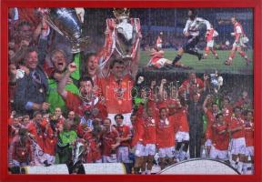 A Manchester United 1998-1999-es szezonban Bajnokok Ligája-, Premier League- és FA-kupagyőztes labdarúgócsapata, kirakott puzzle üvegezett keretben, külső méret: 51,5x36 cm / Manchester Uniteds 1998-99 season Champions League, Premier League and FA Cup-winning football team, completed jigsaw puzzle in glazed frame