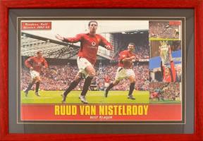 Ruud van Nistelrooy (1976- ) holland labdarúgó, a Manchester United volt játékosának autográf aláírása őt ábrázoló poszteren (a 2002-2003-as Premier League szezonból, amelyben az év játékosának választották). Paszpartuban, üvegezett keretben, külső méret: 55x42 cm / Autograph signature of Ruud van Nistelrooy Dutch footballer, former Manchester United player, on a poster (from the 2002-03 Premier League season, in which he won the Player of the Season award), in glazed frame