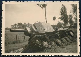 1941 Árokba süllyedt szovjet KV-2 harckocsi, hátoldalán feliratozott fotó, 8x5,5 cm / Soviet KV-2 tank stuck in a ditch, photo