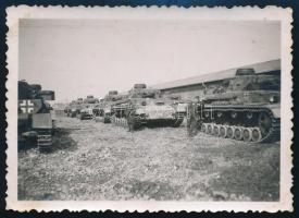 cca 1940 Páncélosalakulat német Panzer III harckocsikkal, fotó, 9x6 cm / Battalion of German Panzer III tanks, photo