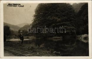 1930 Menyháza, Monyásza, Moneasa; horgászó férfi / fishing man. photo (EK)