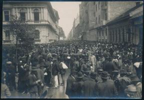 cca 1914-1918 Mozgósítás Budapesten, népfelkelők jelentkezése, hátoldalon feliratozott fotó, 11×16 cm