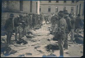 cca 1914-1918 Népfölkelők ruhaosztáson, hátoldalon feliratozott fotó, kis sarokhiánnyal, 11×16 cm