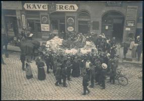 cca 1914-1918 Mozgósítás Budapesten, katonaruhák szállítása, hátoldalon feliratozott fotó, 11×16 cm