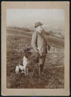 cca 1900 Pécs, Straka Ferenc bányaigazgató vadászaton, hátoldalon feliratozott fotó, 19×14 cm
