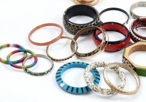 32 db különféle bizsu karperec és karkötő