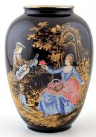 Kobaltkék porcelán urna váza udvarlási jelenettel, fedéllel. Matricás, jelzés nélkül, minimális kopással, m: 34 cm