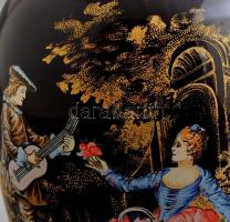 Kobaltkék porcelán urna váza udvarlási jelenettel, fedéllel. Matricás, jelzés nélkül, minimális kopá...