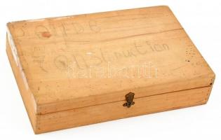 Fa építőjáték sok elemmel, teli doboz, sérült fa dobozban, 27,5x18x6 cm