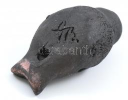 Fóka formájú agyag síp, jelzett, kopásnyommal, h: 6,5 cm