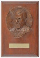 Ausztria (?) DN Sigmund Freud 1856-1939 egyoldalas fa plakett, fa talapzatra applikálva, kiolvashatatlan szignóval (plakett:~80x90mm, talapzat:177x125mm) T:2  Austria (?) ND Sigmund Freud 1856-1939 one-sided wooden plaque, applied to a wooden base, with unreadable signature (plaque:~80x90mm, base:177x125mm) C:XF