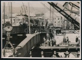 cca 1946-1948 Bp., építkezés a Margit hídnál, villamos, hátoldalán pecséttel jelzett vintage fotó (Magyar Film Foto), 11,5x8,5 cm