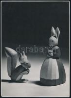 1937 Hans Behm: Mókus és nyúl a berlini Küster-Perry műhelyből. Hátoldalán pecséttel jelzett, feliratozott sajtófotó (megjelent az Uj Idők c. lapban), kis saroktöréssel, 24x17,5 cm