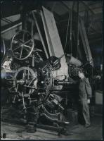 Járai Rudolf (1913-1993): Gépkezelő a gyárban, hátoldalán feliratozott fotó, kissé hullámos, 24x18 cm