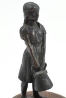 Jelzés nélkül: Vízhordó lány. Bronz, fa talapzaton, fején kis sérülés, m: 17 cm