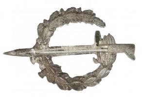 Osztrák-Magyar Monarchia 1916. "44. Rossebb Ezred 1914-1916" ezüstözött fém sapkajelvény (...