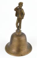 Figurális réz csengő, tetején kuruc katonával, nyelv nélkül, m: 11 cm