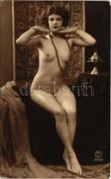 Meztelen erotikus hölgy / Erotic nude lady. PC Paris 2208. (non PC)