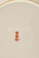 Japán teás- és süteményes készlet, jelenetekkel díszítve, a csészék alján domborműves gésa fejekkel ...