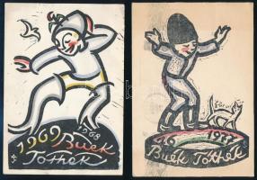 A. Tóth Sándor (1904-1980): Újévi üdvözlőlapok, 2 db (1969, 1977). Kézzel színezett linómetszet, papír, jelzett a metszeten. Az egyik a hátoldalon a művész által saját kezűleg megírva, autográf aláírásával, keresztanyjának küldve. Néhány egészen apró lapszéli szakadással, 15x10,5 cm. Egyedi, gyűjtői darabok!