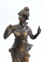 Olvashatatlan jelzéssel: Nő. Öntött, patinázott bronz, hiányos, tükör letört, m: 27 cm