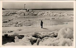 Balatonkenese, jégtorlaszok a befagyott Balatonon télen