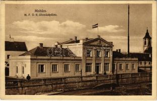 Mohács, MFTR (M. kir. Folyam- és Tengerhajózási Rt.) állomásépülete, magyar zászló, Malesevits István, Alt Gyula, Steiner Adolf, Haggenmacher reklámok a korláton. Fridrich Oszkár kiadása (fa)