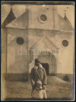 1929 Kaposvár, a háborúban elesett hősök tiszteletére emeltetett kápolna előtt, hátoldalon feliratozott fotó, felületén törésnyomok, 12×8,5 cm