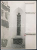 cca 1930 Gönc, római katolikus templom, sekrestyeablak, hátoldalon feliratozott fotó, 23,5×17,5 cm