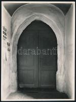 cca 1930 Tornagörgő, templomkapuzat, hátoldalon feliratozott fotó, 17,5×23,5 cm