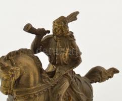 DEP jelzéssel: Vadász a lovon. Öntött, patinázott bronz, 3 db részből áll. m: 19 cm