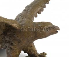 Jelzés nélkül: Turul. Öntött, patinázott bronz, m: 19 cm, d: 39 cm