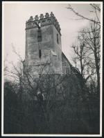 cca 1930 Komlóskeresztes, templom, hátoldalon feliratozott fotó (Petrás), 23,5×17,5 cm