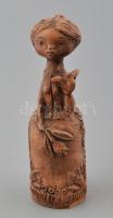 Budavox jelzéssel: Kerámia kislány galambbal, alján kisebb sérüléssel, m: 16,5 cm
