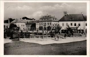 1940 Dés, Dej; Piactér a bevonulás idejéről, horogkeresztes zászló, magyar címer és zászlók, Gyógyszertár / entry of the Hungarian troops, market square with Hungarian flags and coat of arms, swastika flag, pharmacy (ragasztónyom / glue marks)