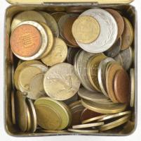 Vegyes, főleg külföldi érmetétel ~1kg súlyban, fém teás dobozban T:vegyes