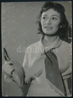 1960 Szemes Mari (1932-1988) Kossuth-díjas színművésznő aláírása az őt ábrázoló fotó hátoldalán