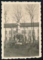 1941 Örkény, Hősök szobra, hátoldalon feliratozott fotó, 9×6 cm