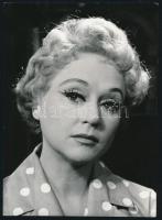 Bánki Zsuzsa (1921-1998) színésznő, hátoldalon feliratozott sajtófotó, Keleti Éva felvétele, 13×18 cm